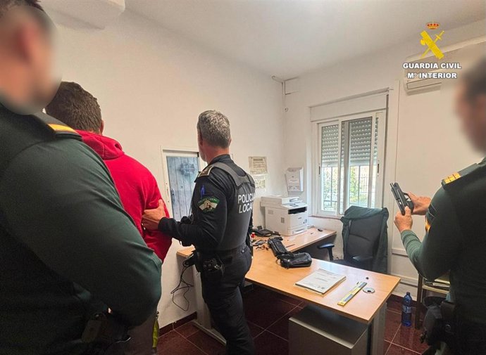 La investigación y detención por la Guardia Civil en colaboración con Policía Local comenzó después de que el Ayuntamiento trasladara a la Benemérita un vídeo de redes sociales en las que se mostraba las amenazas con una pistola de un hombre a otro.
