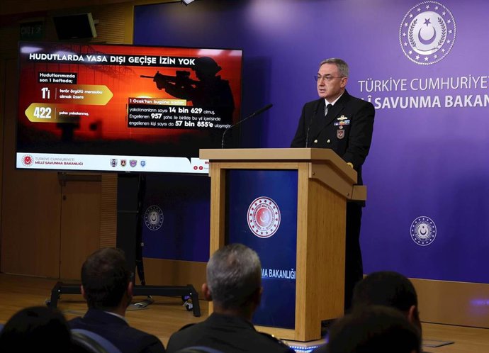El portavoz del Ministerio de Defensa turco, el contraalmirante Zeki Ataturk, en rueda de prensa a 28 de octubre de 2026