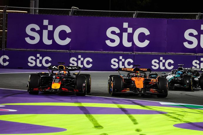 Archivo - Start of the race: PIASTRI Oscar (aus), McLaren F1 Team MCL39, VERSTAPPEN Max (ned), Red Bull Racing RB21, action during the Formula 1 STC Saudi Arabian Grand Prix 2025, 5th round of the 2025 FIA Formula One World Championship from April 18 to 2