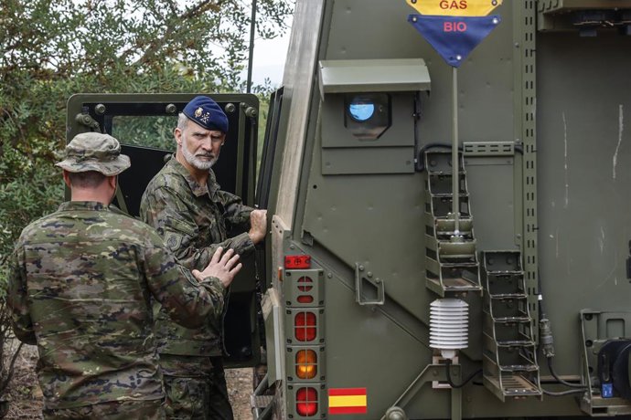 L'unitat NBQ de la Base Militar 'Jaime I' a Bétera li mostra al rei el vehicle de reconeixement avançat