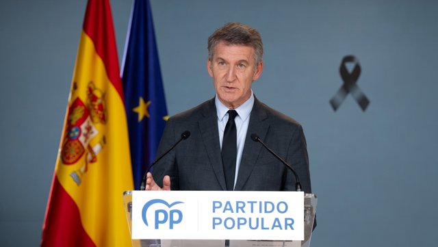 El líder del PP, Alberto Núñez Feijóo, realiza una declaración institucional tras al choque de dos trenes en el término municipal de los Yébenes (Toledo).