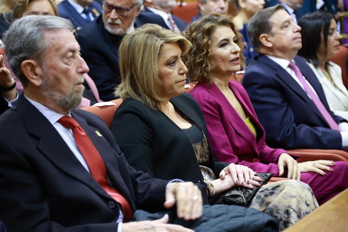 Archivo - La secretaria general del PSOE de Andalucía, María Jesús Montero, y la expresidenta de Andalucía, Susana Díaz, asisten al pleno institucional del Parlamento andaluz con motivo del 28F. (Foto de archivo).