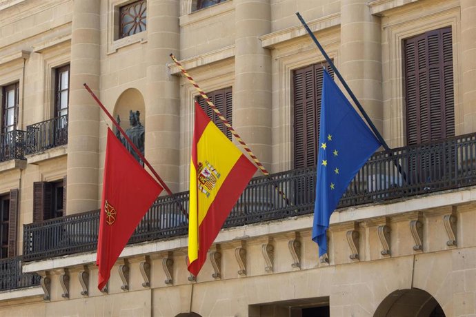 Archivo - Banderas del Palacio de Navarra