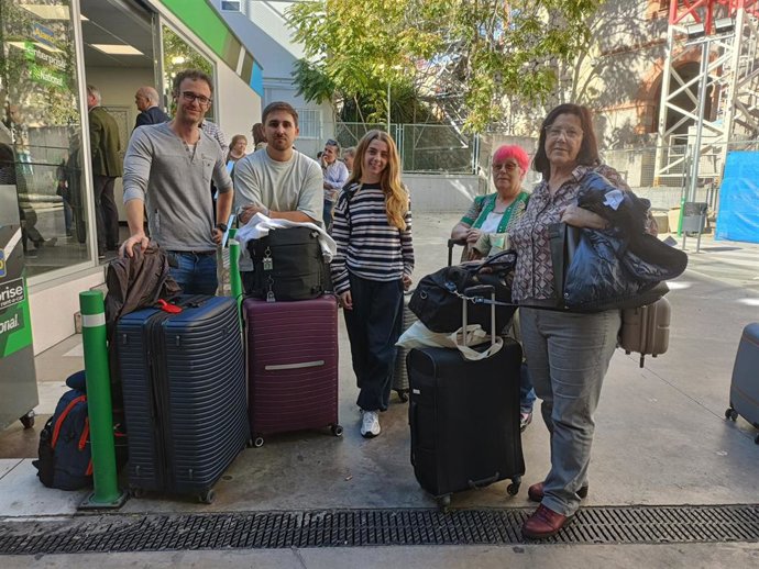 Jesús, José, Carmen, María y Paqui, esperando el coche de alquiler.