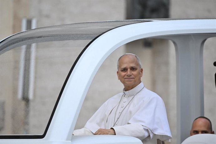 21 October 2026, Vatican, Vatican City: Pope Leo XIV waves as he arrives for his weekly general audience in St Peter's Square at the Vatican. Photo: -/IPA via ZUMA Press/dpa