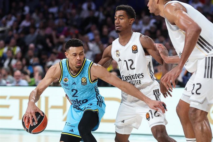 Archivo - Wade Baldwin IV ante Theo Maledon y Walter Tavares durante el Real Madrid-Fenerbahce de la Euroliga 25-26 