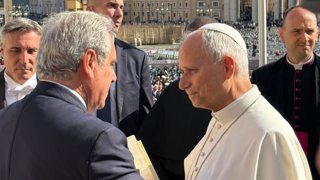 El tesorero y presidente del Consejo General de Colegios Oficiales de Farmacéuticos de España, Jesús Aguilar, con el Papa León XIV.