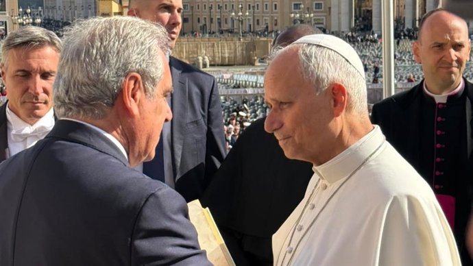 O tesoureiro e presidente do Conselho Geral das Ordens Oficiais de Farmacêuticos da Espanha, Jesús Aguilar, com o Papa Leão XIV.