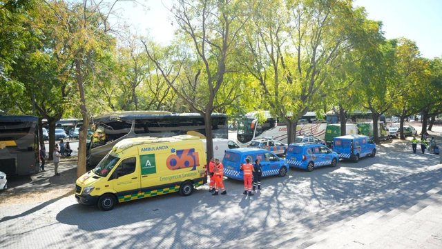 Miembros de Protección Civil de Sevilla en la estación de Santa Justa tras el accidente ferroviario ocurrido en Urda (Toledo) que ha obligado a interrumpir la circulación de la línea de alta velocidad Madrid-Andalucía.