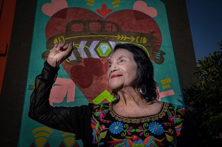 Archivo - La histórica sindicalista Dolores Huerta posa en Los Ángeles ante un mural de Frank Romero, a 8 de septiembre de 2024 