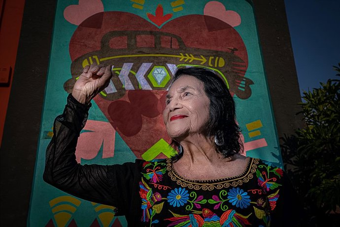 Archivo - Arquivo - 8 de setembro de 2024, Altadena, Califórnia, EUA: Dolores Huerta, renomada líder sindical americana e ativista dos direitos civis que cofundou o sindicato United Farm Workers ao lado de César Chávez, posa para fotos em frente a um mura