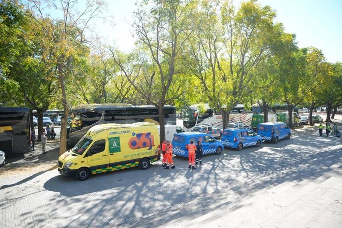 Membros da Proteção Civil de Sevilha na estação de Santa Justa após o acidente ferroviário ocorrido em Urda (Toledo), que obrigou à interrupção do tráfego na linha de alta velocidade Madri-Andaluzia.