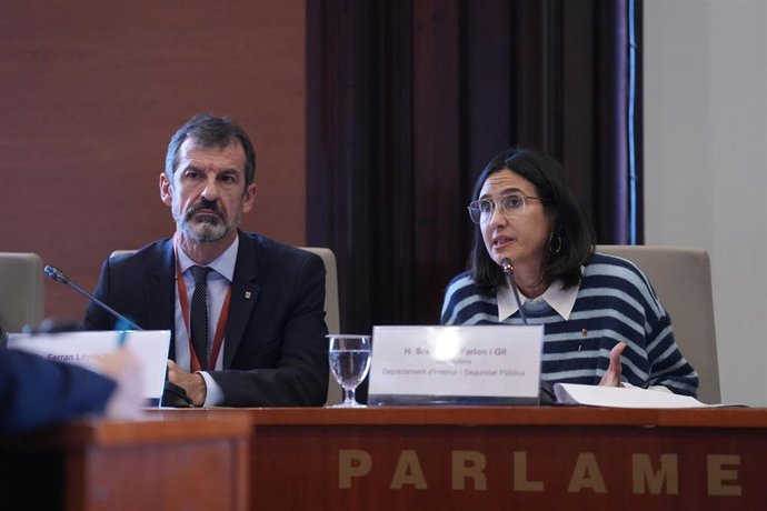 La consellera de Interior y Seguridad Pública de la Generalitat, Núria Parlon, y el director general de los Mossos d'Esquadra, Ferran López, en la comisión de Interior y Seguridad Pública del Parlament