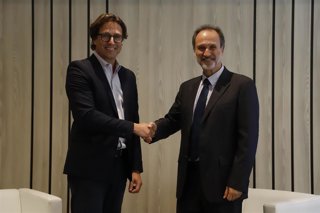 El director general de Pierre Fabre España, Stéphan Bergonzi, junto al presidente del Grupo de Tratamiento de los Tumores Digestivos, Fernando Rivera.