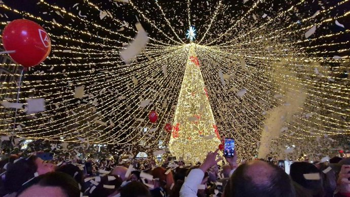 Archivo - Momenbto del encendido navideño en la capital leonesa en 2025.