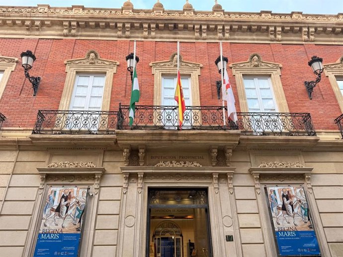 Las banderas del Palacio Provincial de Almería ondean a media asta en señal de duelo por las víctimas del accidente ferroviario de Urda (Toledo).