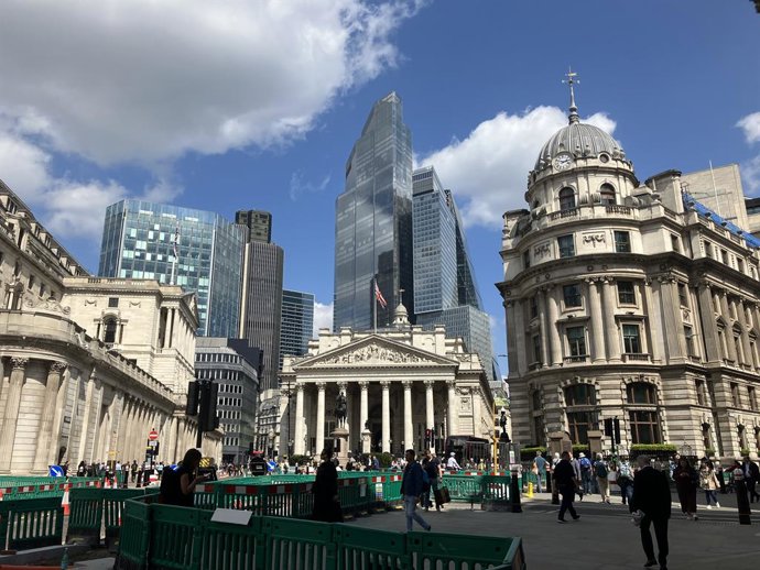 Archivo - FILED - 24 May 2023, United Kingdom, London: FILE PHOTO - A view of the City of London, with the Royal Exchange and the Bank of England in the foreground. Photo: Christoph Meyer/dpa