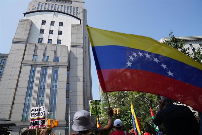 Archivo - Seguidores del presidente Nicolás Maduro protestan frente a la sede de los juzgados de Nueva York