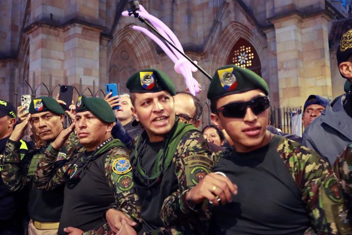 Archivo - Arquivo - 20 de maio de 2026, Bogotá, Cundinamarca, COLÔMBIA: Membros da Escola de Forças Especiais (ESFES – Escuela de Fuerzas Especiales) do Exército Nacional da Colômbia formam uma guarda de honra para o candidato presidencial de direita ABEL