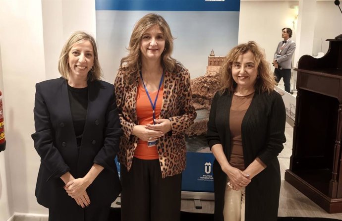 La rectora de la ULE, Nuria González (centro), en las II Jornadas Nacionales de Campus Periféricos celebradas en Melilla.