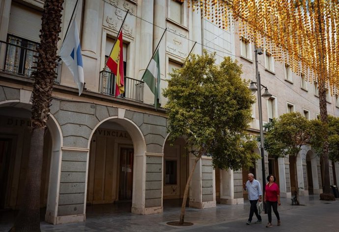 La Diputación de Huelva con las banderas a media asta.