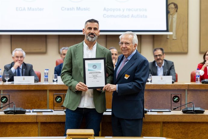 Diego Ferrón recoge en el Congreso de los Diputados el reconocimiento concedido a Cooltural Fest en los IX Premios de Diversidad e Inclusión.