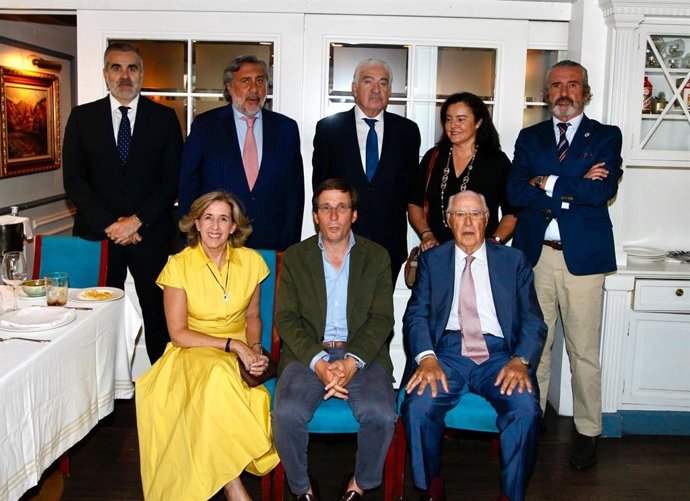 Amador Fernández; Ángel Asensio Laguna; José Damián Bogas; Ana de Miguel; Santiago González-Alverú; Ana de la Cueva, José Luis Martínez-Almeida y Rafael Miranda.