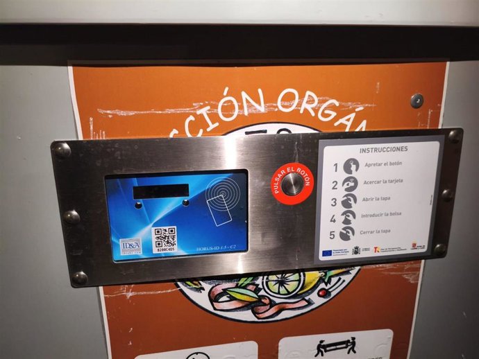 Dispositivo lector de tarjetas instalado en un contenedor de fracción orgánica en Valladolid.