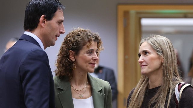 Archivo - El comisario europeo de Clima, Wopke Hoekstra; la ministra neerlandesa de Política Climática, Sophie Hermans; y la vicepresidenta tercera y ministra para la Transición Ecológica y el Reto Demográfico, Sara Aagesen, en una reunión de ministros en