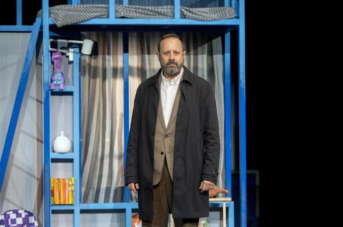 Archivo - El actor Patxi Freytez, en la representación de la obra Casa de muñecas, de Henrik Ibsen, en el teatro Fernán Gómez. Centro Cultural de la Villa, a 16 de mayo de 2025, en Madrid (España). 