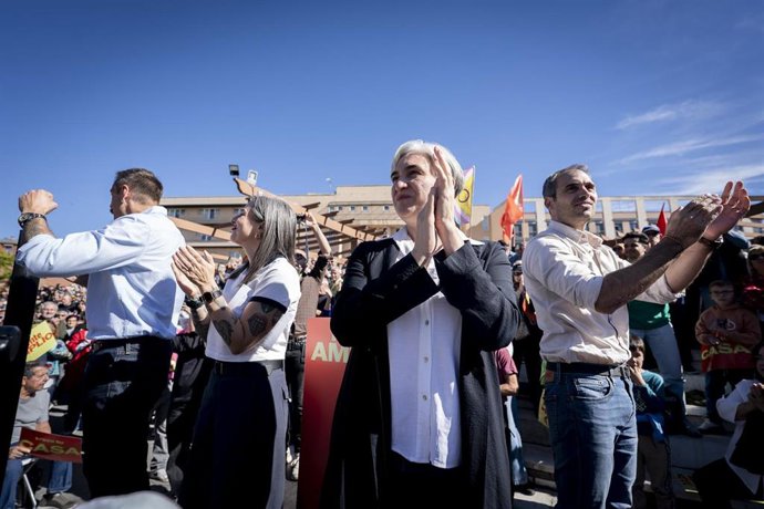 Los candidatos de Frente Amplio, Ada Colau, y Emilio Delgado, en un acto público en el marco de la precampaña de las elecciones generales del próximo 29 de noviembre, en el parque Cuartel Huertas, a 25 de octubre de 2026, en Móstoles, Madrid (España)