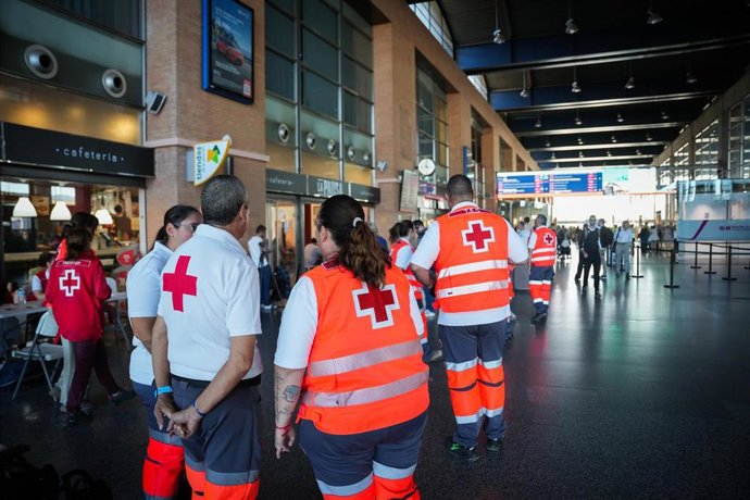 Voluntarios de Cruz Roja en la Estación de Trenes de Córdoba-Julio Anguita, donde han prestado atención a viajeros afectados por el choque de los trenes AVE e Iryo en la localidad toledana de Urda.