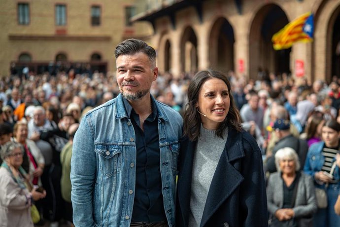 La candidata de Podemos a las elecciones del 29N, Irene Montero, y el cabeza de lista de ERC, Gabriel Rufián, durante el acto 'Casa. Vida. Futur', en la plaça Major de Nou Barris, a 24 de octubre de 2026, en Barcelona, Catalunya (España).