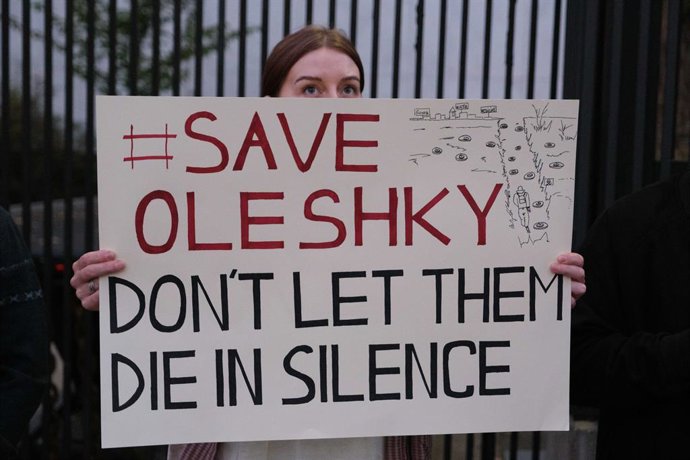 6 de outubro de 2026, Varsóvia, Voivodia da Mazóvia, Polônia: Um manifestante segura um cartaz com os dizeres “salvem Oleshky, não deixem que morram em silêncio” durante uma manifestação em frente à Embaixada dos EUA em Varsóvia, em protesto contra a cris