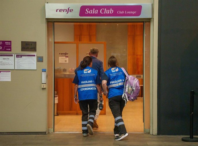 Los servicios de emergencias llegan a la estación de Santa Justa de Sevilla  tras el accidente ferroviario ocurrido en Urda (Toledo) que ha obligado a interrumpir la circulación de la línea de alta velocidad Madrid-Andalucía.