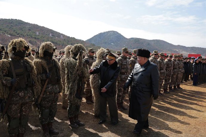 Archivo - Arquivo - 3 de março de 2026, Coreia do Norte, Pyongyang: Uma foto divulgada pela Agência Central de Notícias da Coreia do Norte em 5 de março de 2026 mostra o líder norte-coreano Kim Jong-un (ao centro) reunido com soldados vestidos com uniform