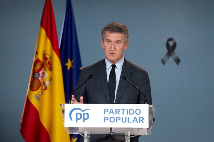 El líder del PP, Alberto Núñez Feijóo, realiza una declaración institucional tras al choque de dos trenes en el término municipal de los Yébenes (Toledo).