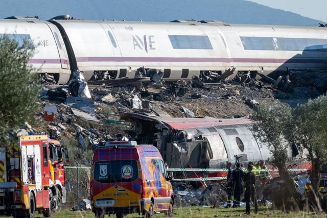 El AVE de Renfe colisionado con los vagones traseros del Iryo en Los Yébenes (Toledo), a 28 de octubre de 2026.