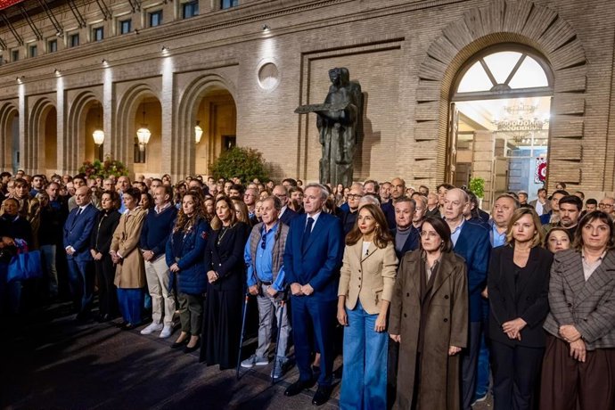El presidente del Gobierno de Aragón, Jorge Azcón, en el minuto de silencio ante el Ayuntamiento de Zaragoza por las víctimas del accidente ferroviario de Urda (Toledo).