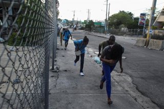 Archivo - Ciudadanos de Puerto Príncipe escapan de un tiroteo de bandas, en imagen de archivo a 25 de febrero de 2025 