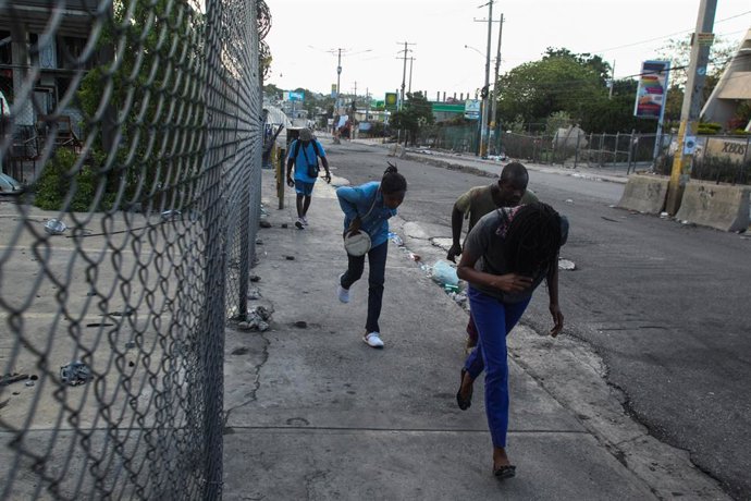 Archivo - Arquivo - 25 de fevereiro de 2025, Haiti, Porto Príncipe: Pessoas fogem de suas casas durante mais um ataque de gangues em Porto Príncipe. Foto: Patrice Noel/ZUMA Press Wire/dpa