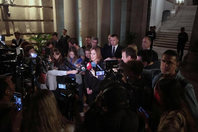 La alcaldesa de València, María José Catalá, atiende a los medios tras el minuto de silencio.