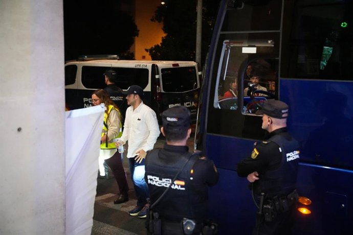 Viajeros de los dos trenes AVE e Iryo siniestrados en la localidad toledana de Urda llegan a la Estación de Trenes de Córdoba-Julio Anguita.