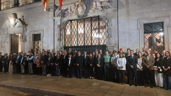Acto del minuto de silencio en el Ayuntamiento de Palma por el accidente de trenes en Toledo.