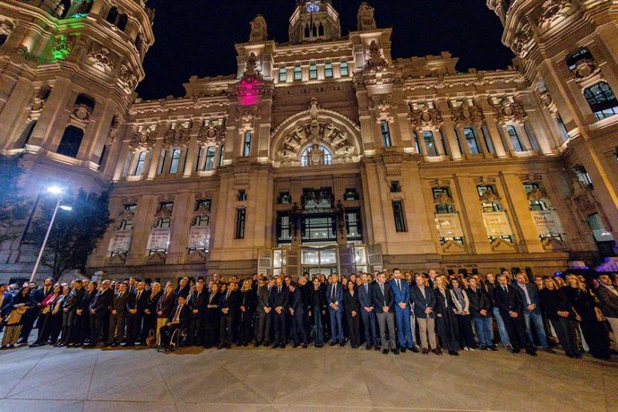 Política, economía y ciudadanía se unen en una Cibeles de luto que llora a los que ya no están