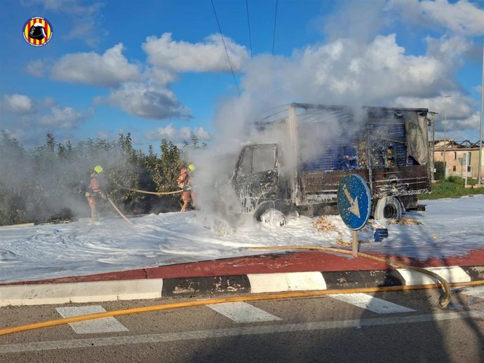 Imagen del camión incendiado.