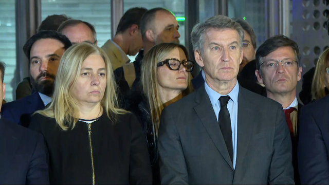 Diferentes grupos políticos guardan un minuto de silencio frente al Ayuntamiento