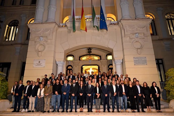 El alcalde de Málaga, Francisco de la Torre, junto a otros concejales de la Corporación, en el minuto de silencio en memoria de las víctimas del accidente ferroviario en la provincia de Toledo.