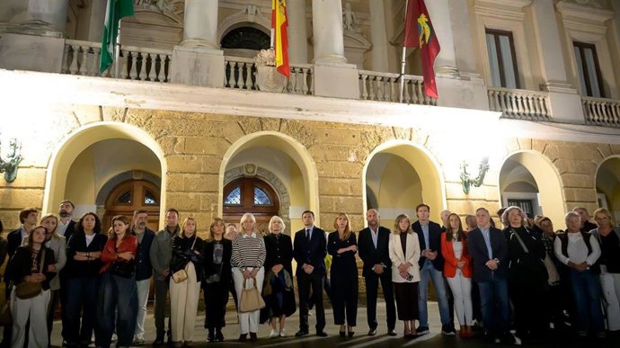 La corporación municipal guarda un minuto de silencio en Cádiz por las víctimas del accidente de Urda