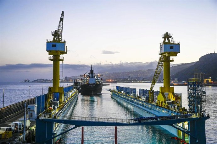 El dique flotante de Hidramar empieza a operar en Tenerife y apuntala la industria de reparación naval en Canarias